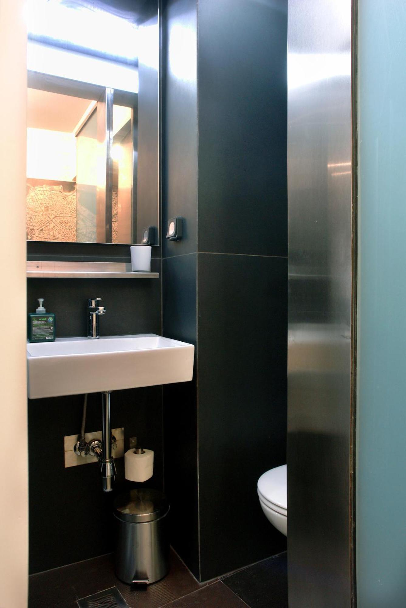 High End At The Center Of Apartment *